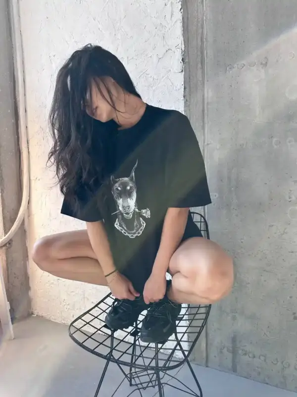 1005-futbolka-oversized-dober-rose-black (1) Футболка жіноча оверсайз чорна Доберман з розою