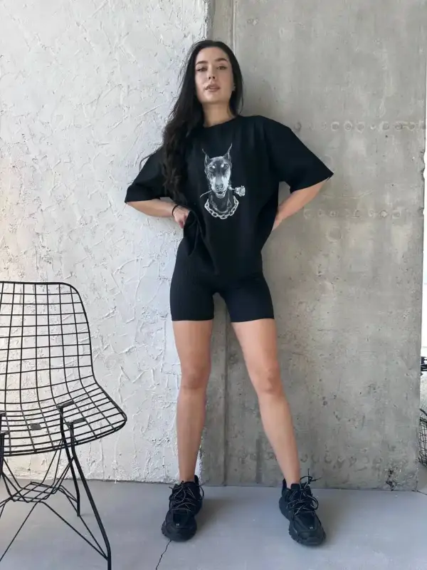 1005-futbolka-oversized-dober-rose-black (10) Футболка жіноча оверсайз чорна Доберман з розою