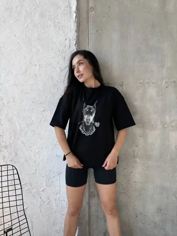 1005-futbolka-oversized-dober-rose-black (11) Футболка жіноча оверсайз чорна Доберман з розою