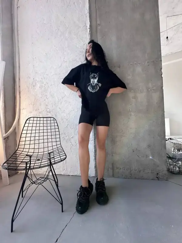 1005-futbolka-oversized-dober-rose-black (2) Футболка жіноча оверсайз чорна Доберман з розою