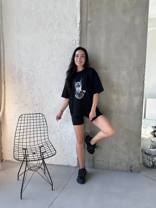 1005-futbolka-oversized-dober-rose-black (3) Футболка жіноча оверсайз чорна Доберман з розою