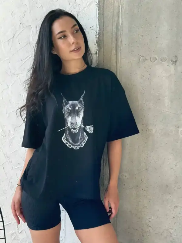 1005-futbolka-oversized-dober-rose-black (4) Футболка жіноча оверсайз чорна Доберман з розою
