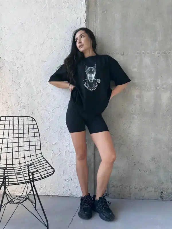 1005-futbolka-oversized-dober-rose-black (5) Футболка жіноча оверсайз чорна Доберман з розою