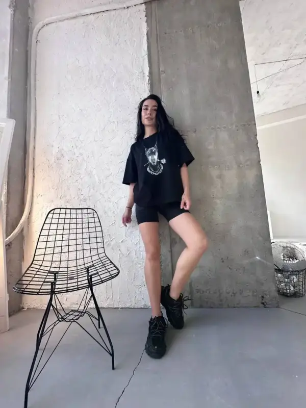 1005-futbolka-oversized-dober-rose-black (6) Футболка жіноча оверсайз чорна Доберман з розою