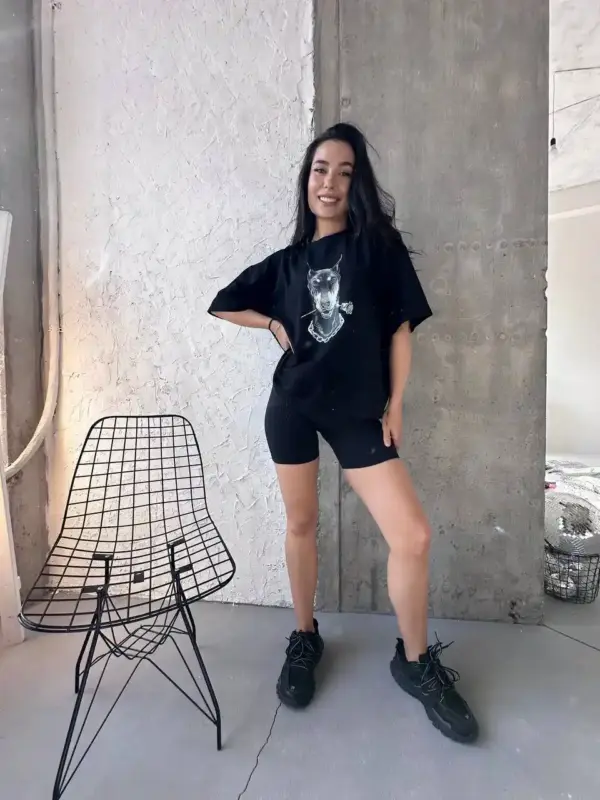 1005-futbolka-oversized-dober-rose-black (8) Футболка жіноча оверсайз чорна Доберман з розою