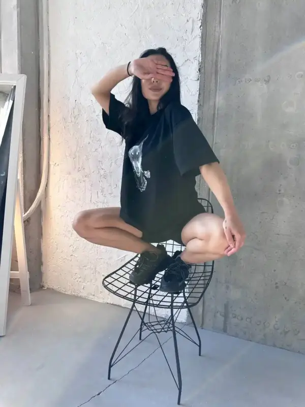 1005-futbolka-oversized-dober-rose-black (9) Футболка жіноча оверсайз чорна Доберман з розою