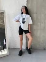 Футболка жіноча оверсайз біла Доберман з розою