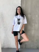 Футболка жіноча оверсайз біла Доберман з розою