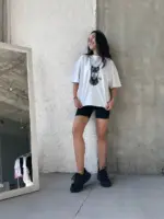 Футболка жіноча оверсайз біла Доберман з розою