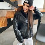 Куртка-косуха жіноча оверсайз чорного кольору