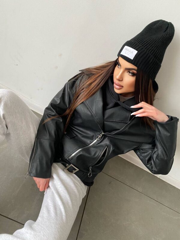 Куртка-косуха жіноча оверсайз чорного кольору