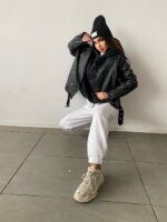 Куртка-косуха жіноча оверсайз чорного кольору