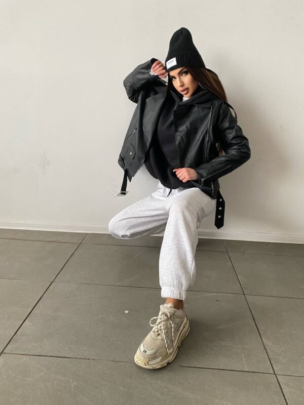 Куртка-косуха жіноча оверсайз чорного кольору