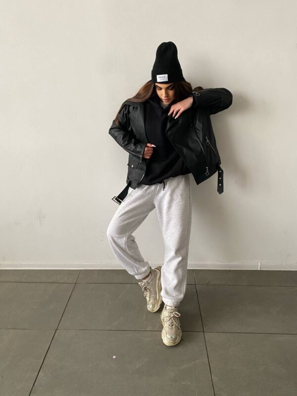 Куртка-косуха жіноча оверсайз чорного кольору