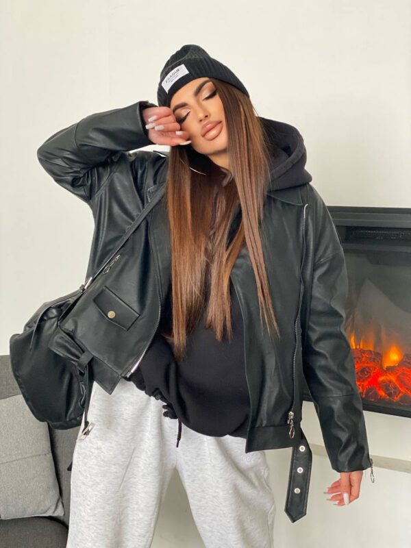 Куртка-косуха жіноча оверсайз чорного кольору