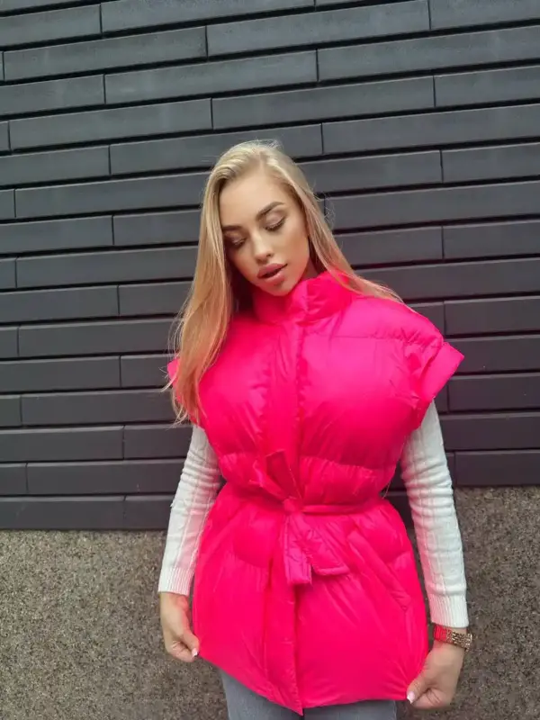 m468-bezrukavka-hot_pink (1) Жилетка жіноча яскраво-рожева оверсайз - Зображення 4