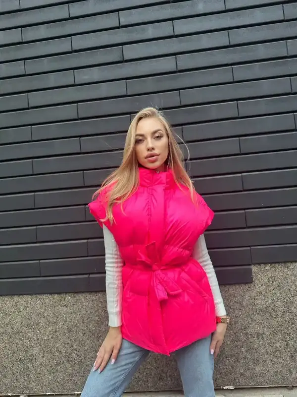 m468-bezrukavka-hot_pink (2) Жилетка жіноча яскраво-рожева оверсайз - Зображення 3