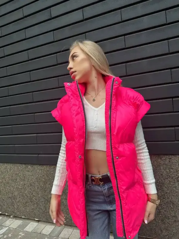 m468-bezrukavka-hot_pink (3) Жилетка жіноча яскраво-рожева оверсайз