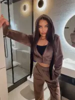 Велюровий жіночий костюм коричневий