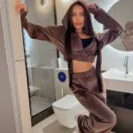 Велюровий жіночий костюм коричневий