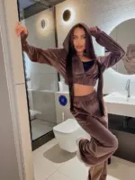 Велюровий жіночий костюм коричневий