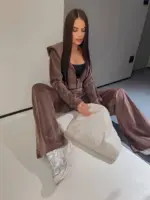 Велюровий жіночий костюм коричневий