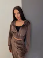 Велюровий жіночий костюм коричневий