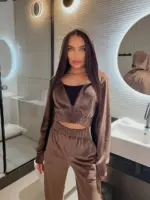 Велюровий жіночий костюм коричневий