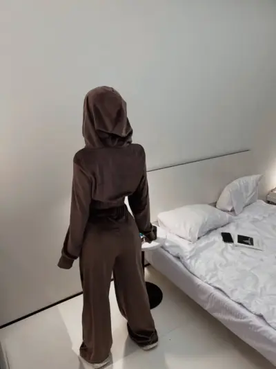 Велюровий жіночий костюм коричневий