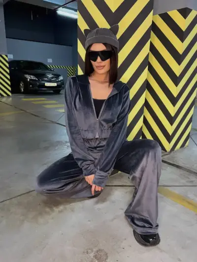 Велюровий жіночий костюм графіт