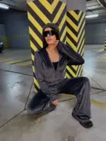 Велюровий жіночий костюм графіт