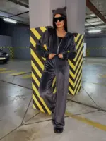 Велюровий жіночий костюм графіт