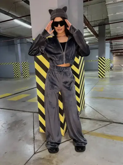 Велюровий жіночий костюм графіт