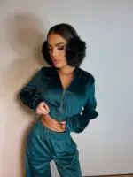 Велюровий жіночий костюм зелений