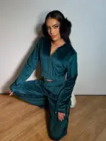 Велюровий жіночий костюм зелений