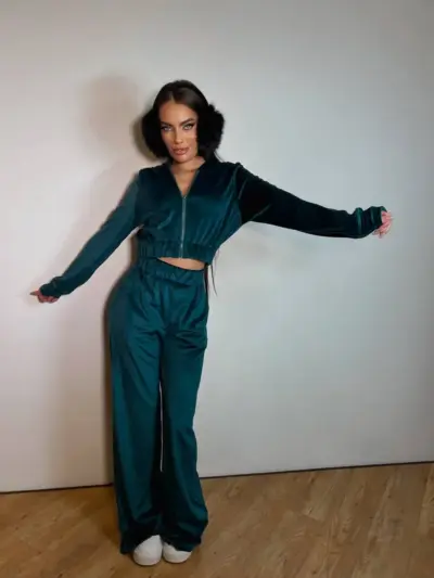 Велюровий жіночий костюм зелений