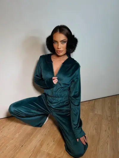 Велюровий жіночий костюм зелений
