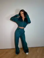 Велюровий жіночий костюм зелений