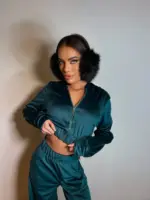 Велюровий жіночий костюм зелений