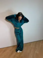 Велюровий жіночий костюм зелений