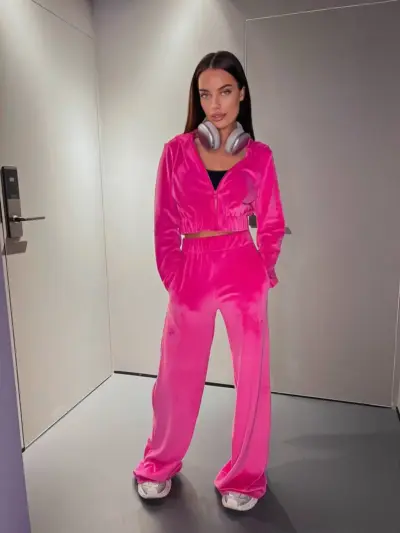 Велюровий жіночий костюм яскраво-рожевий