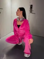 Велюровий жіночий костюм яскраво-рожевий