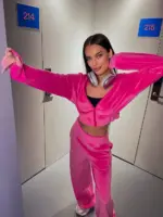 Велюровий жіночий костюм яскраво-рожевий