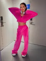 Велюровий жіночий костюм яскраво-рожевий