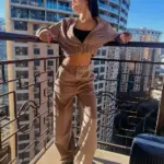 Велюровий жіночий костюм мокко