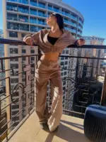 Велюровий жіночий костюм мокко