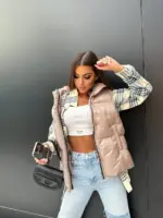 Жилетка жіноча бежева коротка