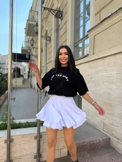 Міні спідниця з шортами та клинами біла