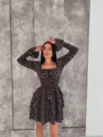 Міні сукня в квітковий принт на чорному фоні