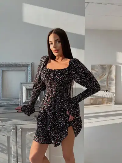 Міні сукня в квітковий принт на чорному фоні